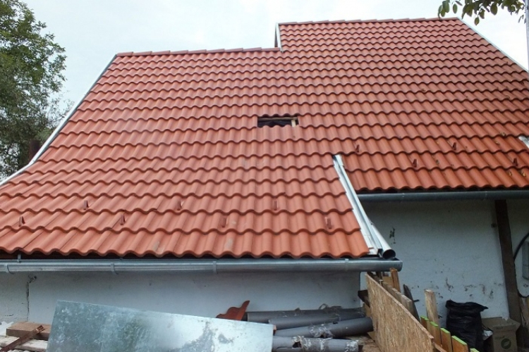 Megbontották a tetőt, bemásztak és több százezer forint értékben loptak - FOTÓK