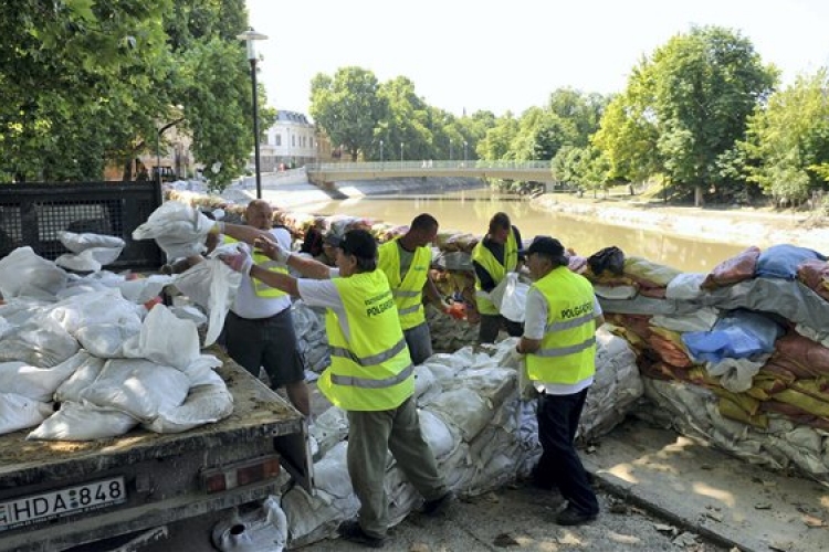 Így zajlanak az árvíz utáni munkák Esztergomban – FOTÓ