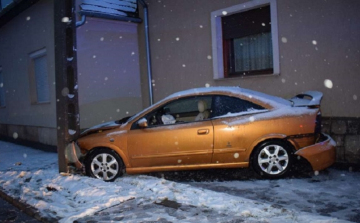 Felhajtott a járdára és villanyoszlopnak csapódott egy fiatal nő Nyergesen