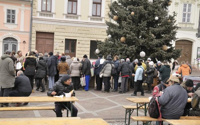 Meleg ételosztás után úton az ajándékutalványok