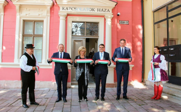 Megnyitott Esztergomban a Kapcsolatok háza