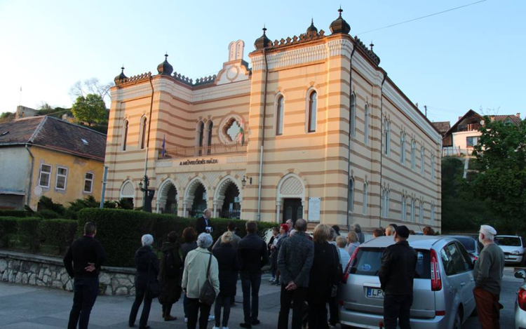 Emléksétával tisztelgett Esztergom a holokauszt áldozatai előtt