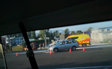 Felborult egy kocsi a Kesztölci és a Suzuki út kereszteződésében - FOTÓK