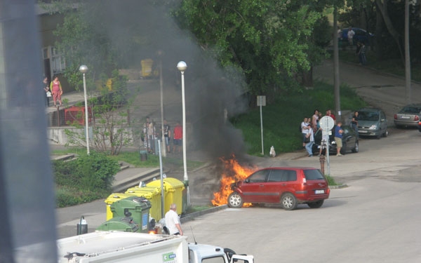 Kigyulladt és lángolt egy autó Esztergomban a Bánomin