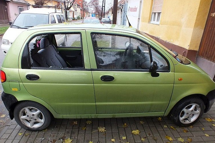 Bezúzta a kocsik ablakait, majd lopott belőlük az esztergomi férfi