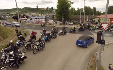 Szinte megszámlálhatatlan motoros lepte el Esztergomot és Dorogot - LÉGI VIDEÓ