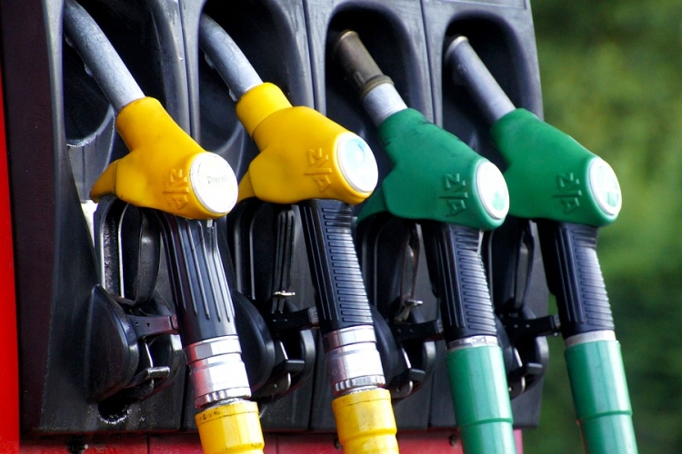 Csökkennek az üzemanyag árak a jövedéki adó változása miatt