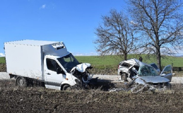 Két ember halálát okozta a jogsi nélküli, száguldozó sofőr, éveket kaphat