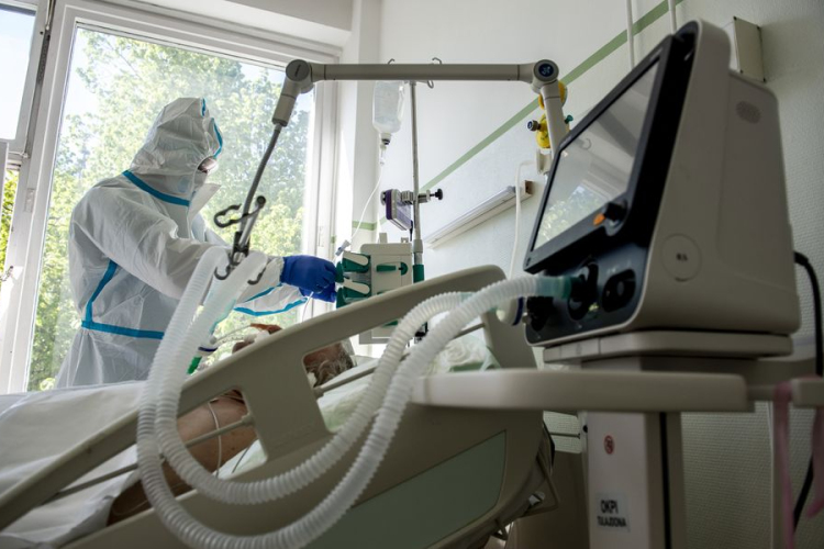 Elhunyt 9 beteg, tovább nőtt a koronavírus-fertőzöttek száma