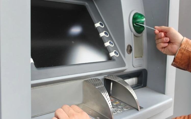 Dühében megrongálta a bankautomatát