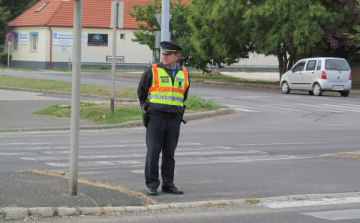 Becsengettek az egyenruhásoknak is - rendőrök az iskoláknál
