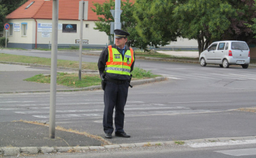 Becsengettek az egyenruhásoknak is - rendőrök az iskoláknál 