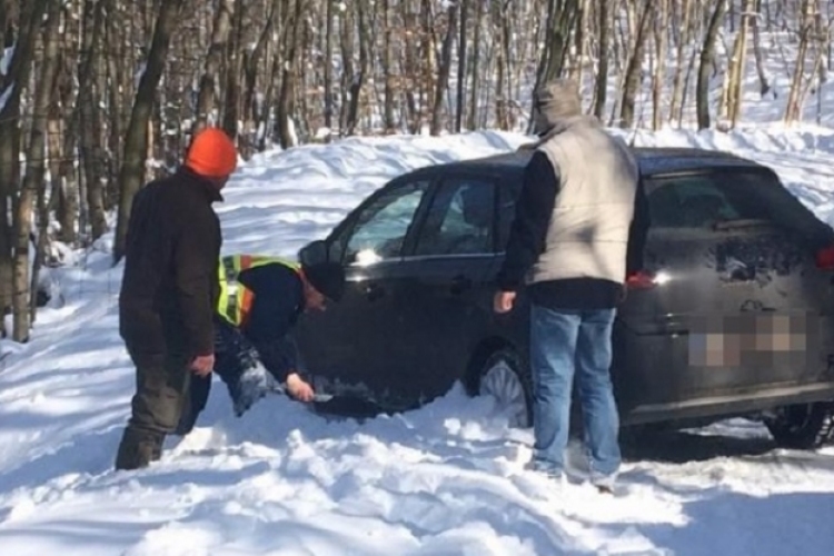 Hó fogságában rekedt kocsit ástak ki az esztergomi rendőrök