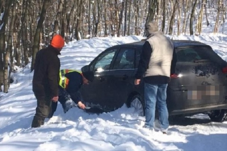 Hó fogságában rekedt kocsit ástak ki az esztergomi rendőrök