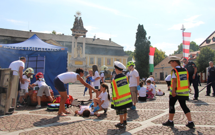 Hőst faragtak a gyerekekből