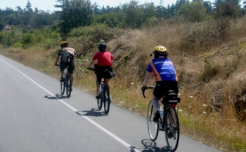 Végre nem csúsznak az utak, de kátyúsak – úton a biciklisek
