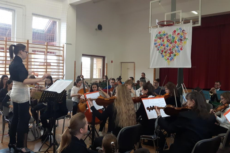 Kézfogás – interaktív koncert a Montágh iskolában