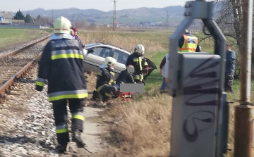 Vasúti töltésre hajtott egy autó Táton