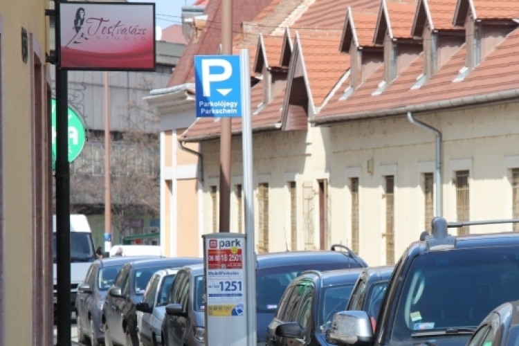 Kevesebb helyen kell fizetni a parkolásért Esztergomban