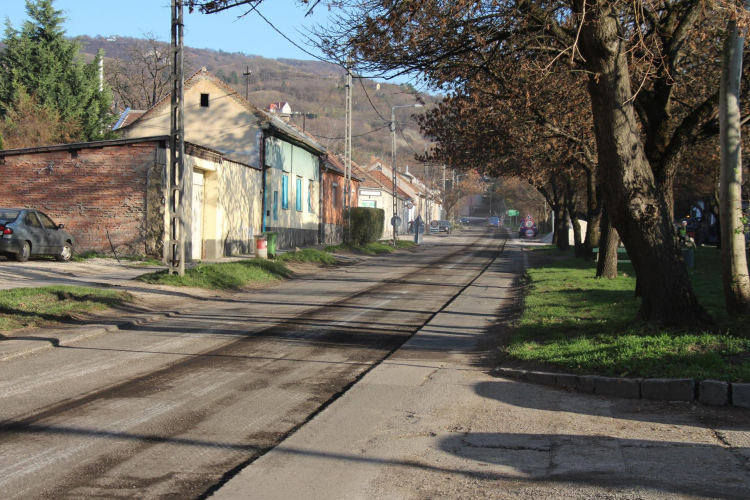 Végre elkezdődött Esztergom legrosszabb útjának felújítása
