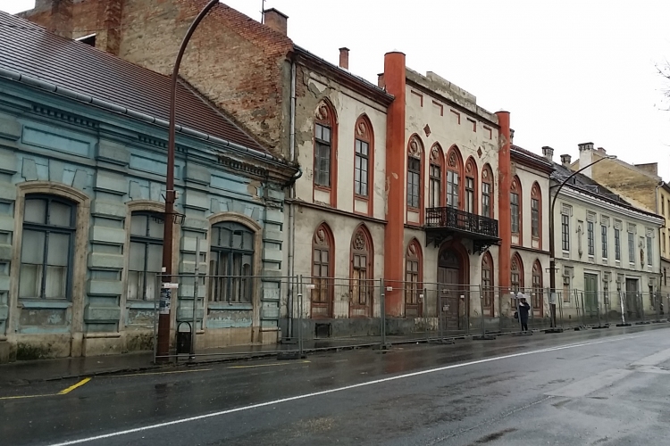 Menthetőek a Bajcsy-Zsilinszky utca életveszélyes, elhanyagolt épületei
