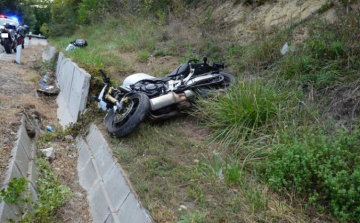 Betonfalnak ütközött egy motoros Bajnánál