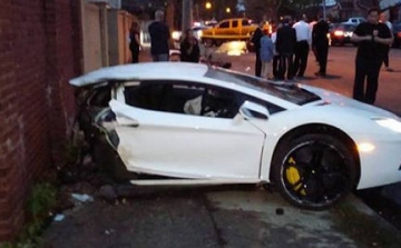 Így szakította ketté a Lamborghinit (videó) - Sértetlenül szállt ki a sofőr