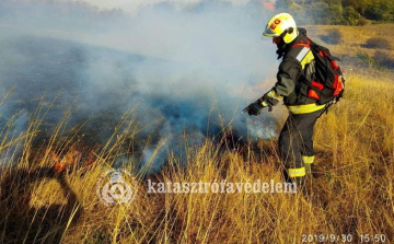 Nagy területen kapott lángra a száraz fű, a szélvihar is gondot okozott