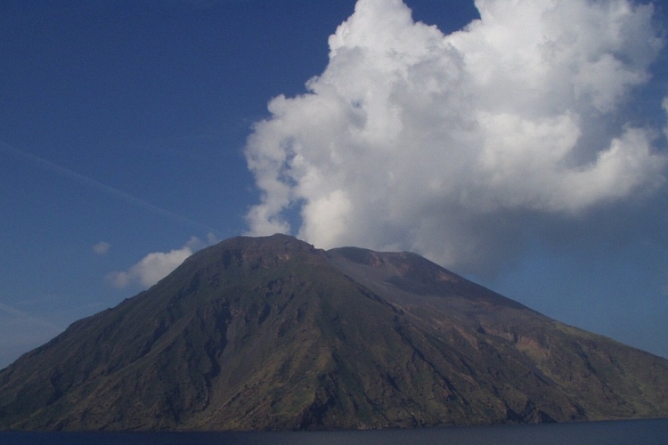 Kitört a vulkán Stromboli szigetén, a turistákat evakuálják