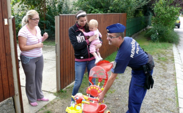 Ez a legalja: egyéves kislánytól lopott egy esztergomi nő