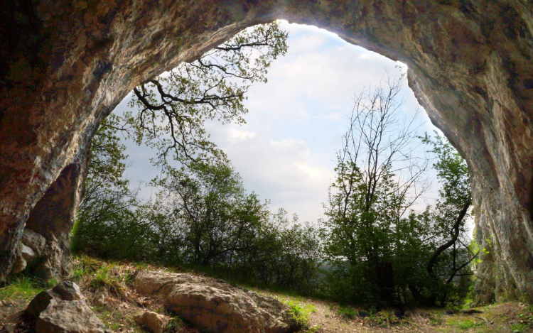 Turistautat terveznek a pilisi ősember barlangjához