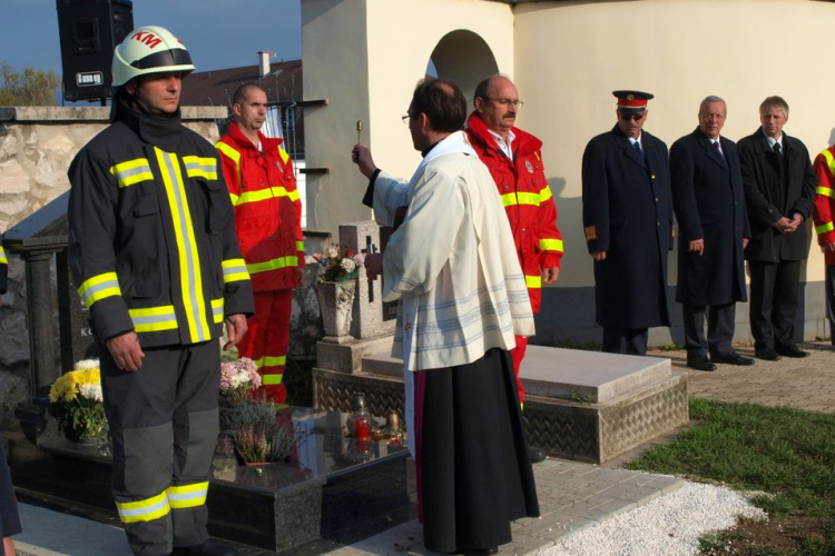 Felavatták a hős esztergomi tűzoltó síremlékét Dorogon