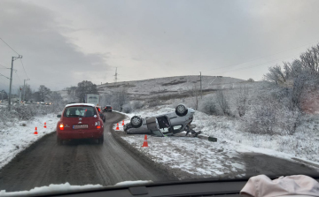 Felborult egy autó a 10-es úton