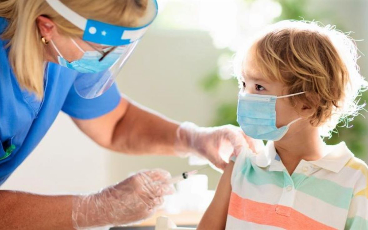 Hamarosan olthatók lesznek a 12-15 évesek Pfizer vakcinával