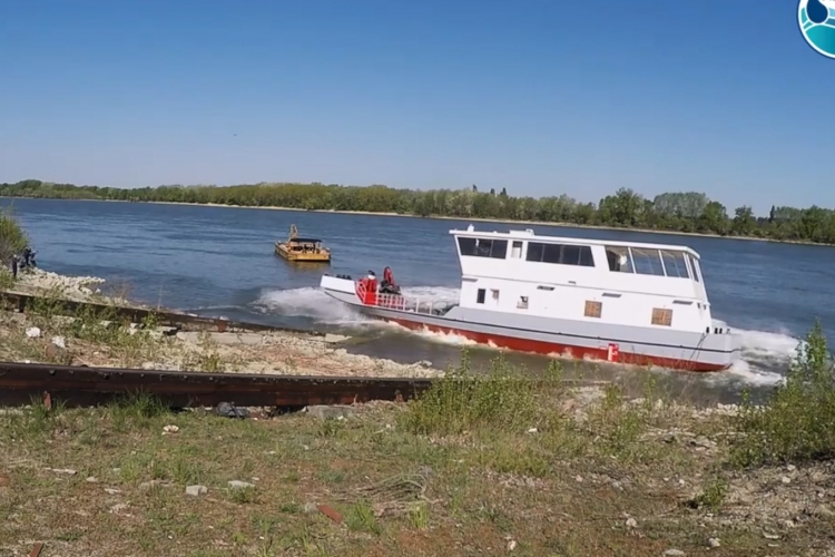 Így bocsátottak egy új kitűzőhajót a vízre Nyergesnél - VIDEÓ
