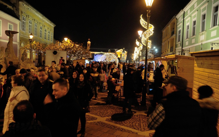 Első adventi gyertya az ünnepi főtéren - FOTÓGALÉRIA