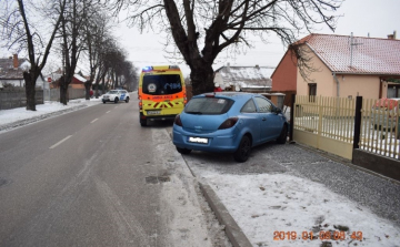 Fának és kerítésnek csapódott egy nő kocsijával Dorogon