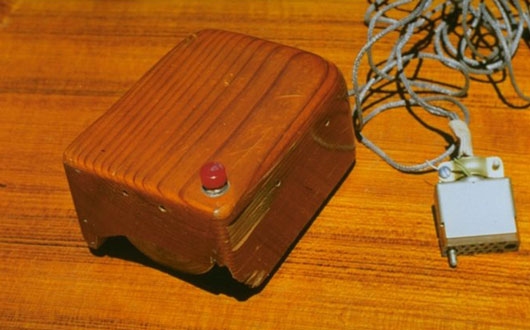 Meghalt a számítógépes egér feltalálója – az egér 1968-ban debütált faházban, két keréken