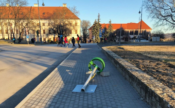 Egy táblát már feldöntött, erős széllökések lehetnek