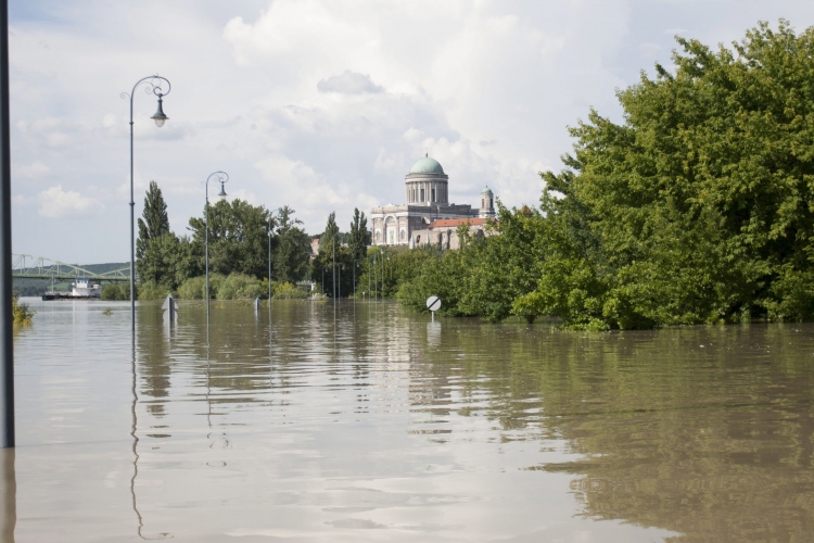 Jön az árvíz Esztergomba – a héten tetőzik a Duna