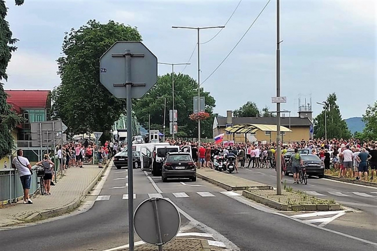 Sturovóban is tiltakoztak a szlovák kormány határátlépéssel kapcsolatos szigorításai ellen