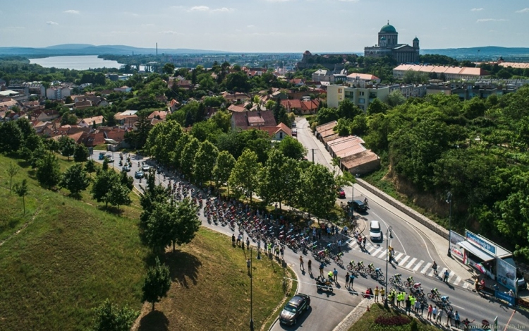 Útlezárásokkal rajtol a Tour de Hongrie Esztergomból