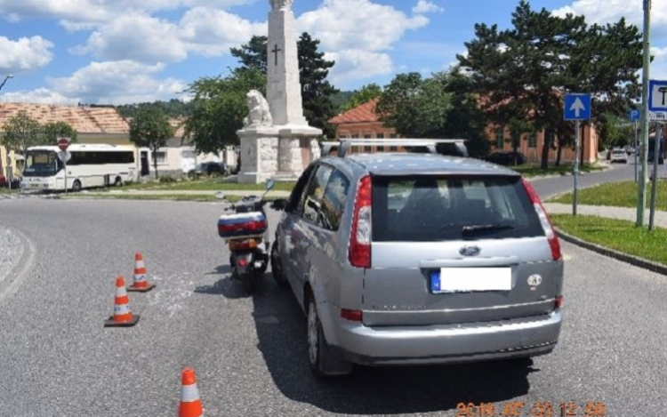 Szabálytalan volt az autós és a motoros is, sérülés lett a vége