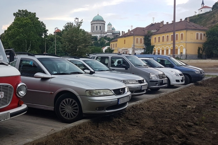 Újra fizetős hétfőtől a parkolás Esztergomban