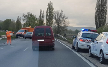 Baleset történt a Táti úton