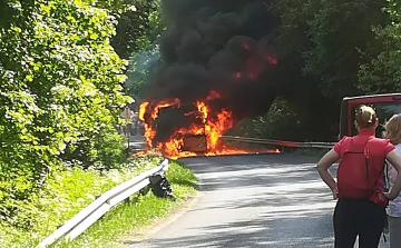 Kigyulladt egy busz Pilisszentkeresztnél - 50 utas ült rajta