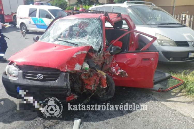 Busz és autó ütközött Tokodaltárón