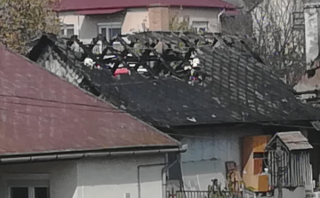 Kigyulladt egy háromlakásos társasház Nagysápon - FOTÓK