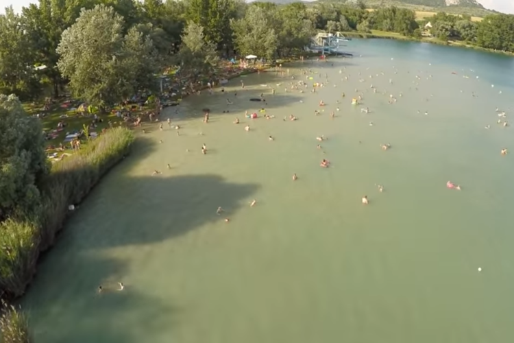 A hétvégi hőséget csak a strandon lehetett elviselni - LÉGI VIDEÓ