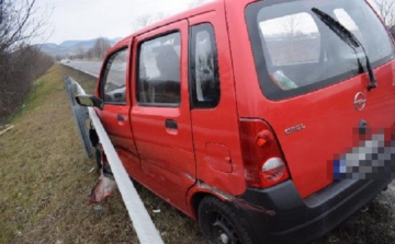 A szembe sáv szalagkorlátjának csapódott egy nő